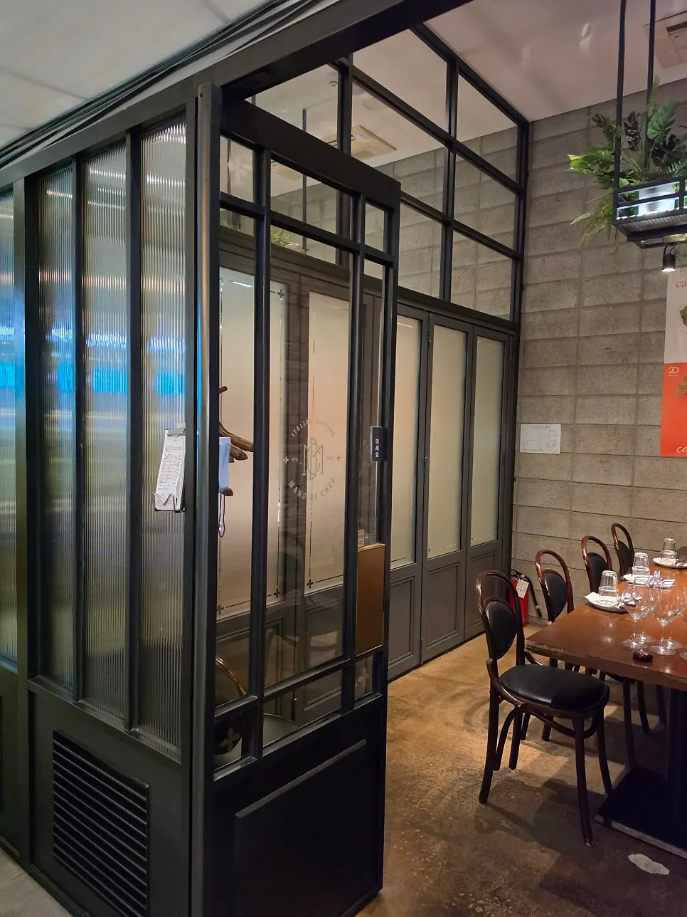 Interior del restaurante con ambiente rústico