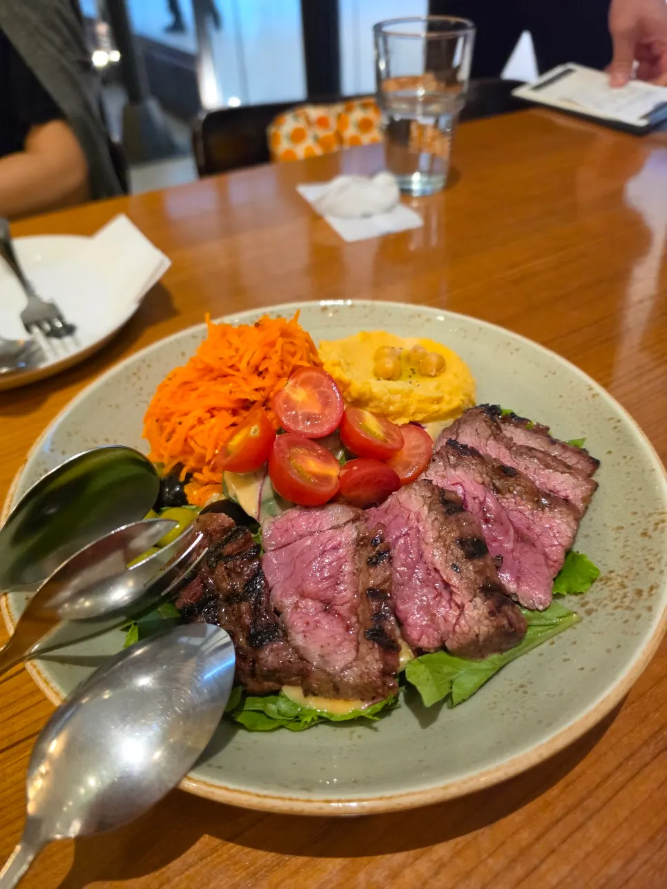 Plato del Steak & Carrot Hummus Plate