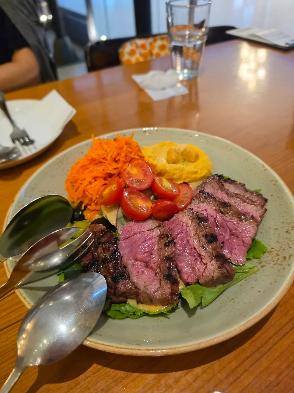 Steak cocinado a medium junto con ensalada