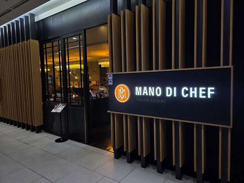 Modern interior inside Mano di Chef Jamsil Branch
