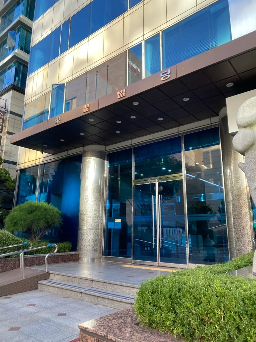 Exterior of the building near Samseong Station and Coex where Mano di Chef is located