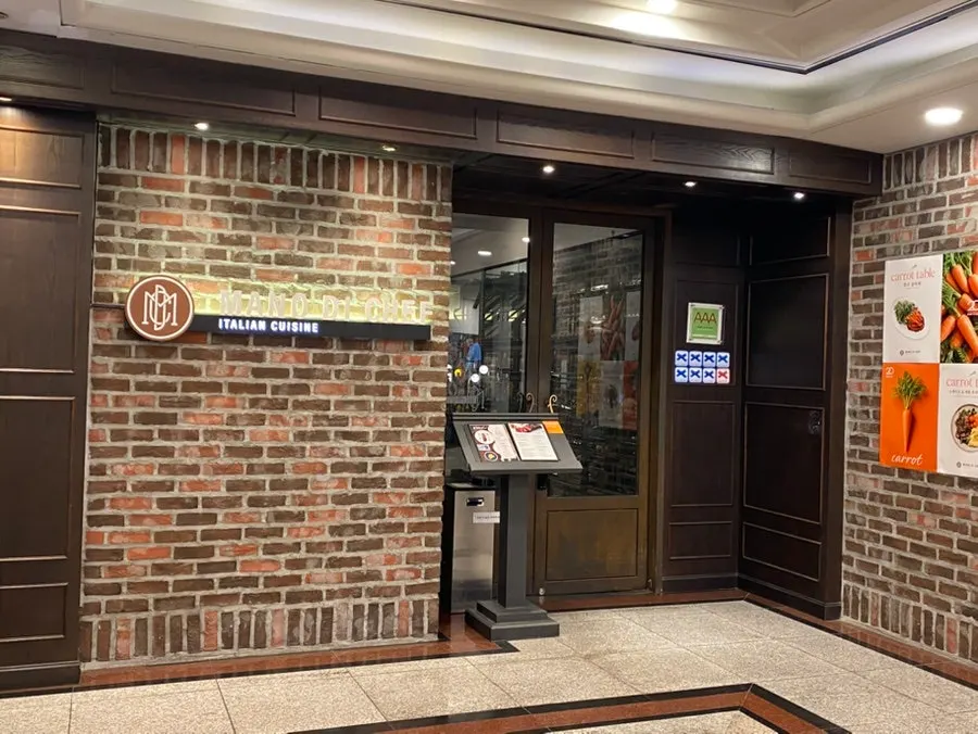 Passage leading down to basement level 1
