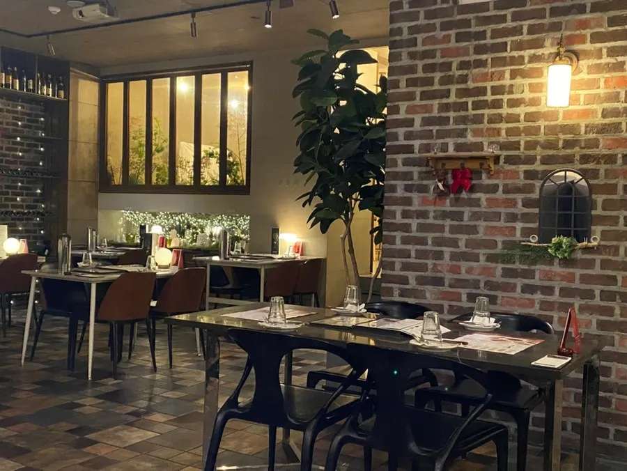 Elegant table arrangement in the dining room