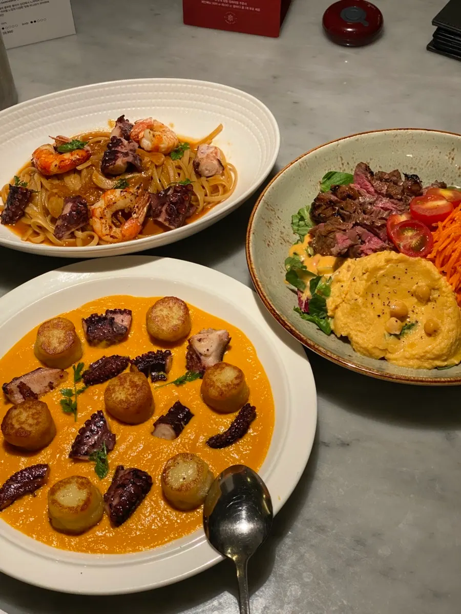 Table with the three ordered dishes
