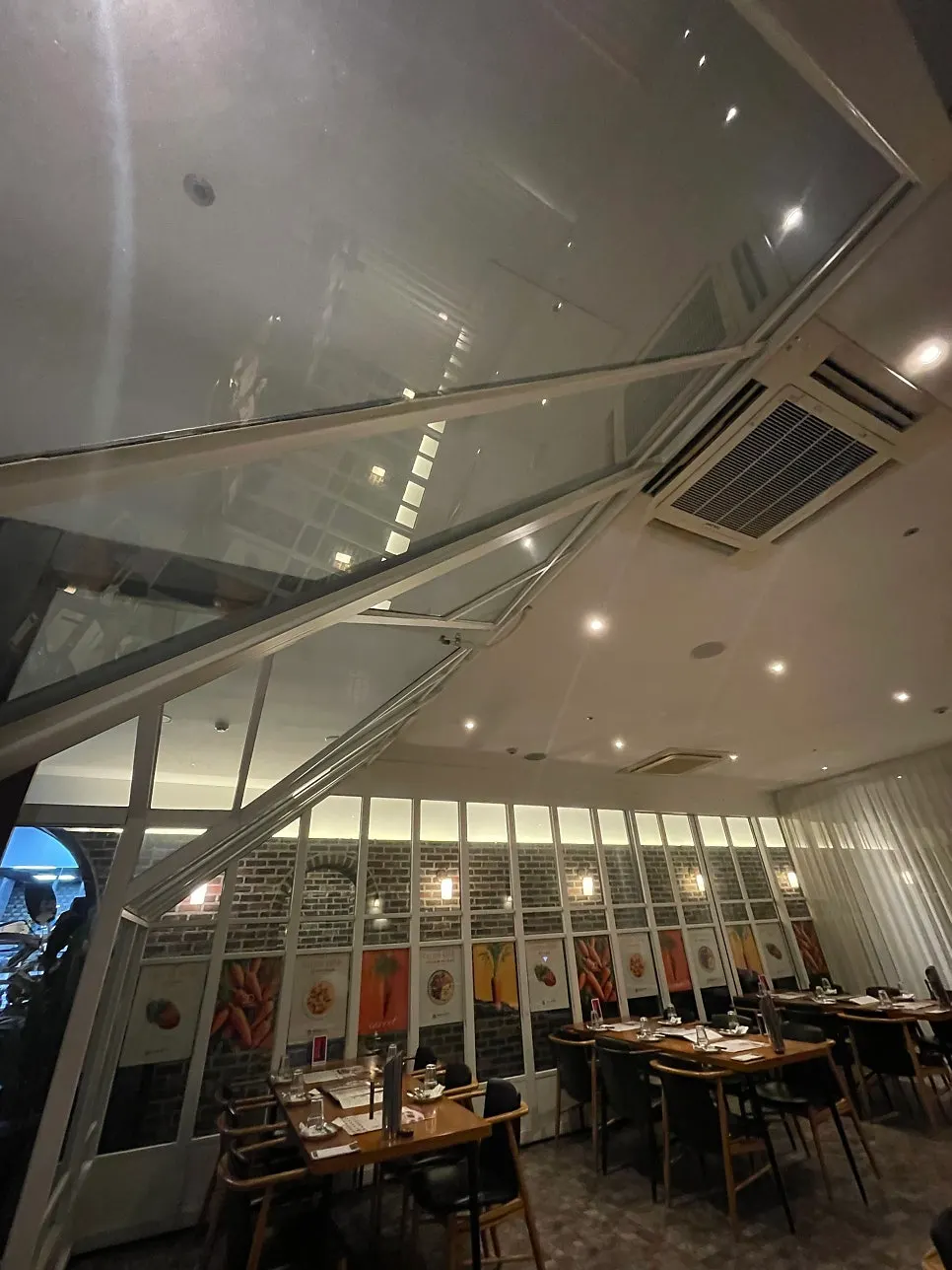 세련된 톤의 매장 인테리어