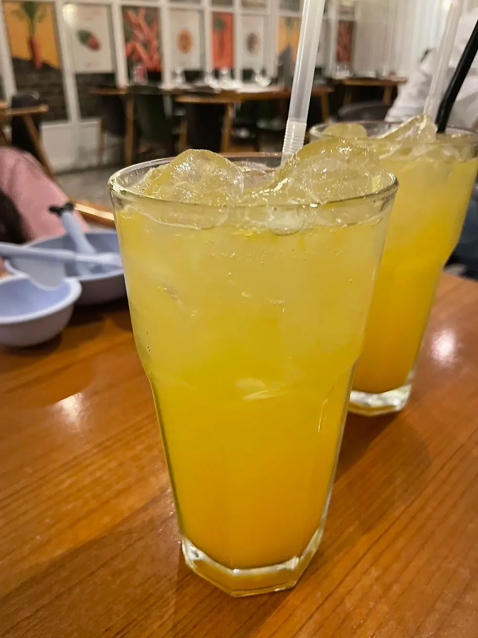 큰 잔에 담긴 오렌지에이드 두 잔