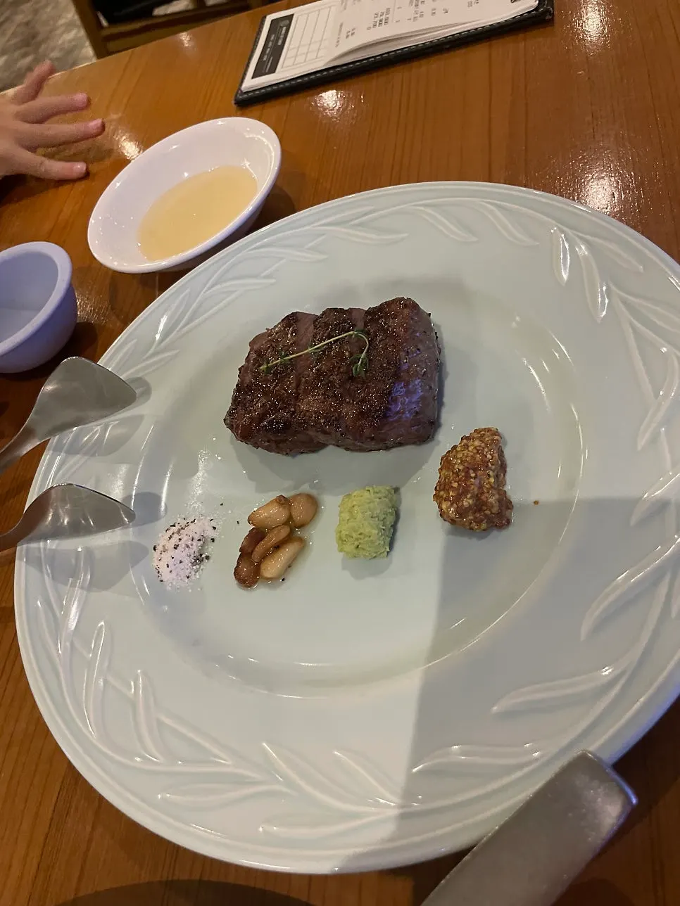 먹기 좋게 썰려 나온 한우 채끝등심 스테이크