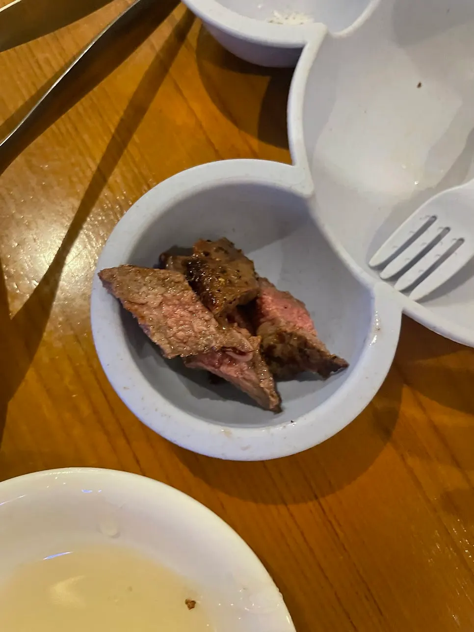 테이블에 차려진 스테이크 상차림