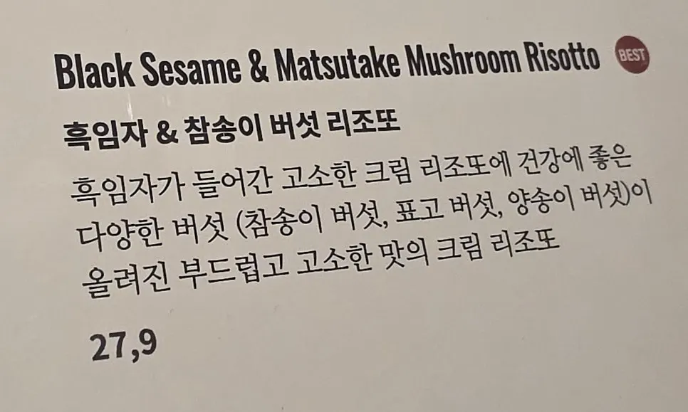 아기와 함께 앉은 소파석 공간