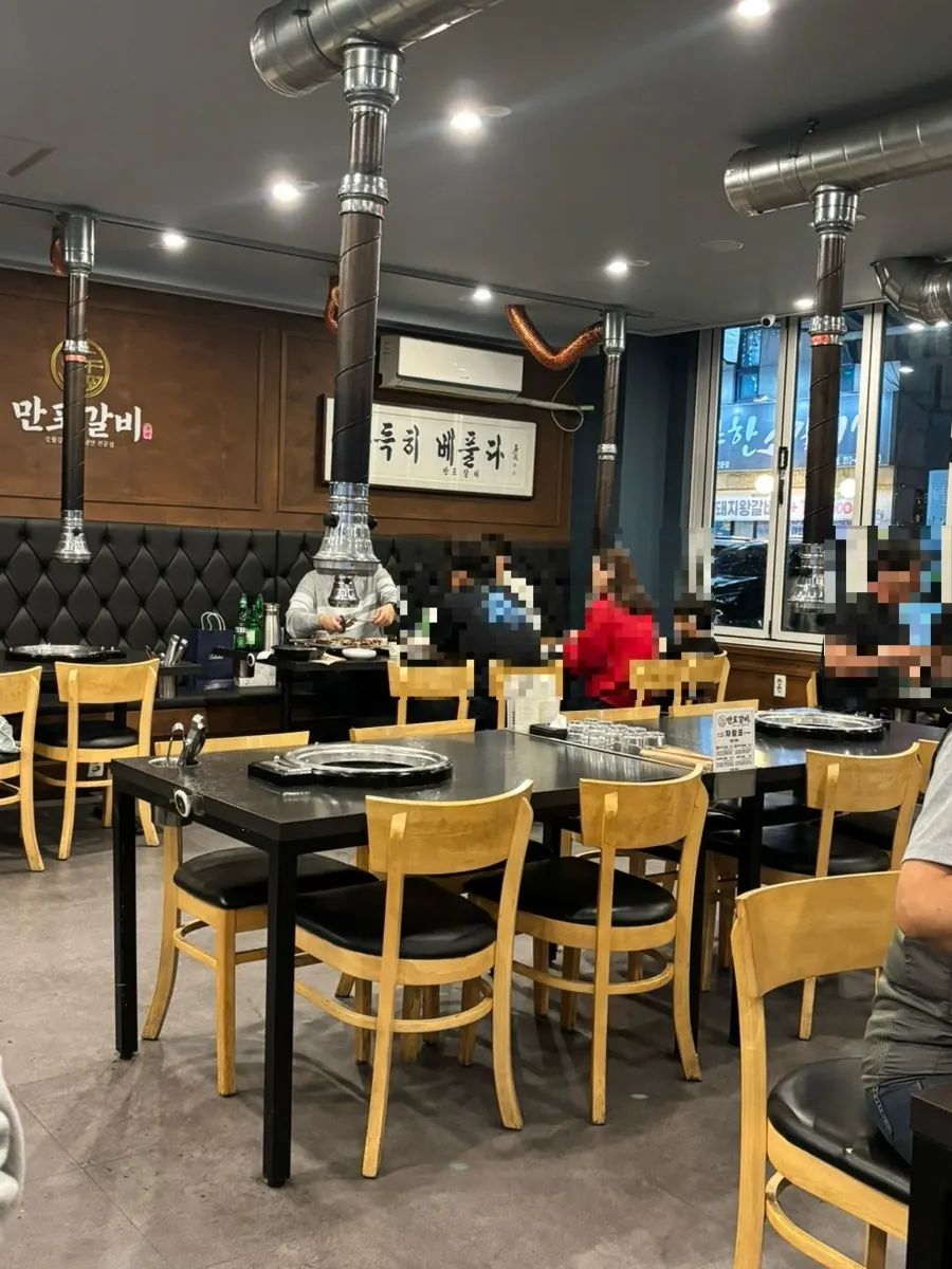 테이블이 많은 만포갈비 매장 내부