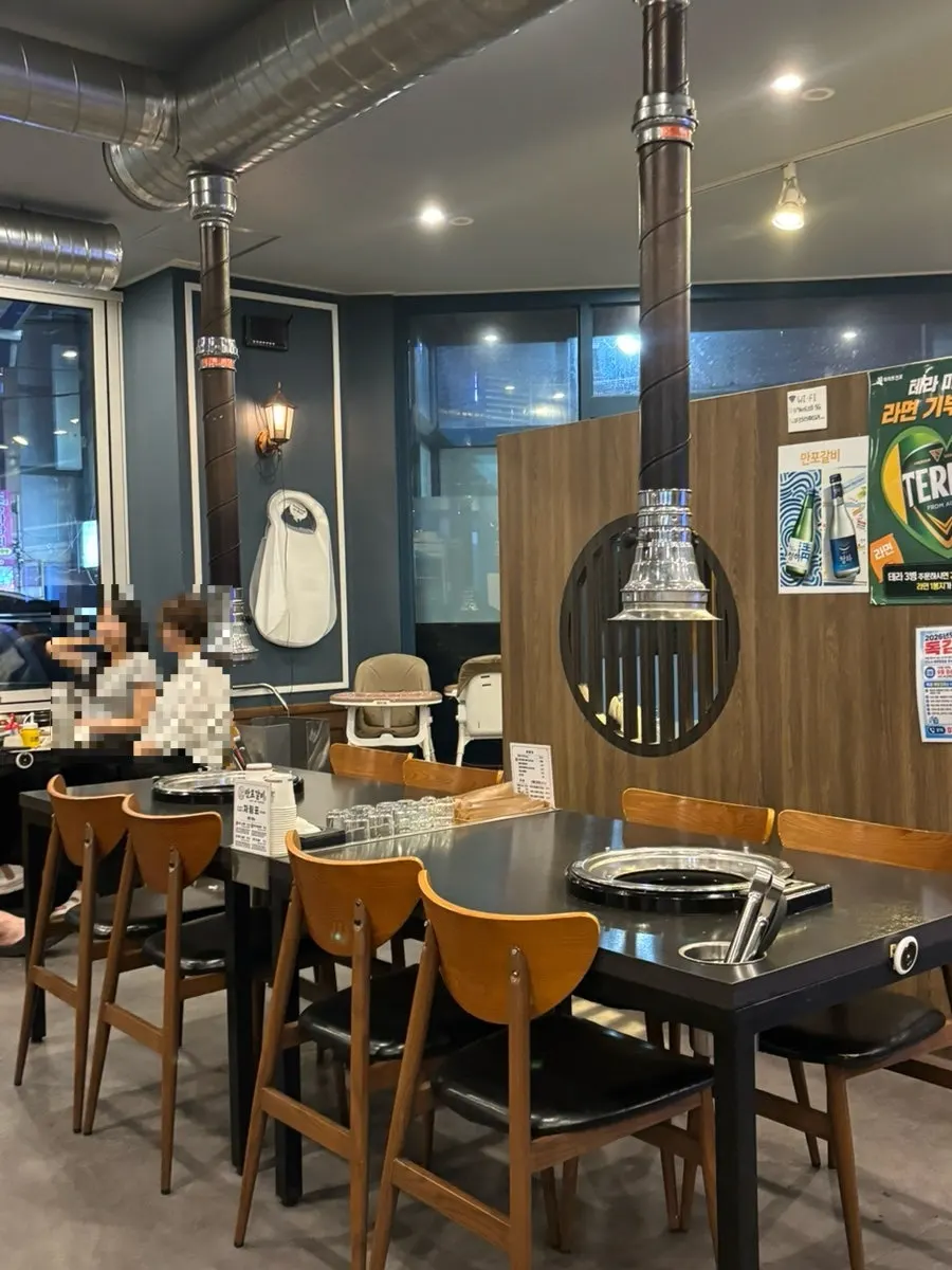 넓고 쾌적한 만포갈비 홀 좌석