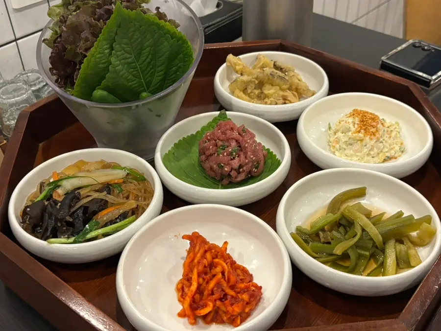 만포갈비 기본반찬이 깔린 상차림