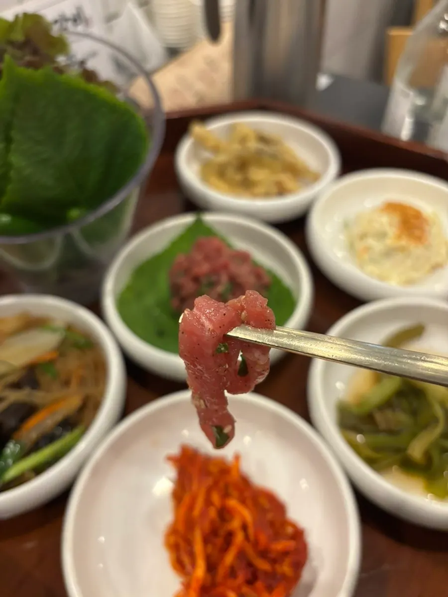 잡채와 무생채 등 만포갈비 밑반찬