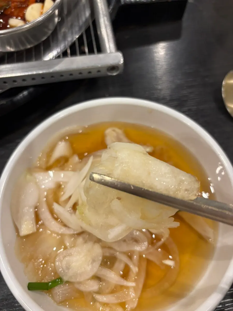 기본반찬으로 나온 육회 한 접시