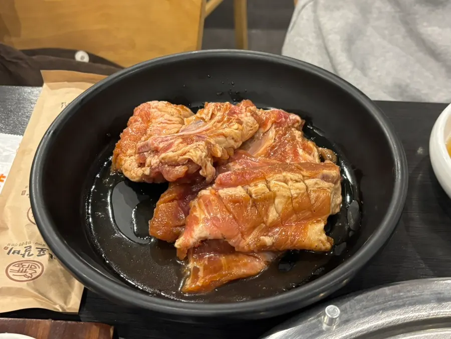 접시에 담겨 나온 수제 양념갈비 2인분