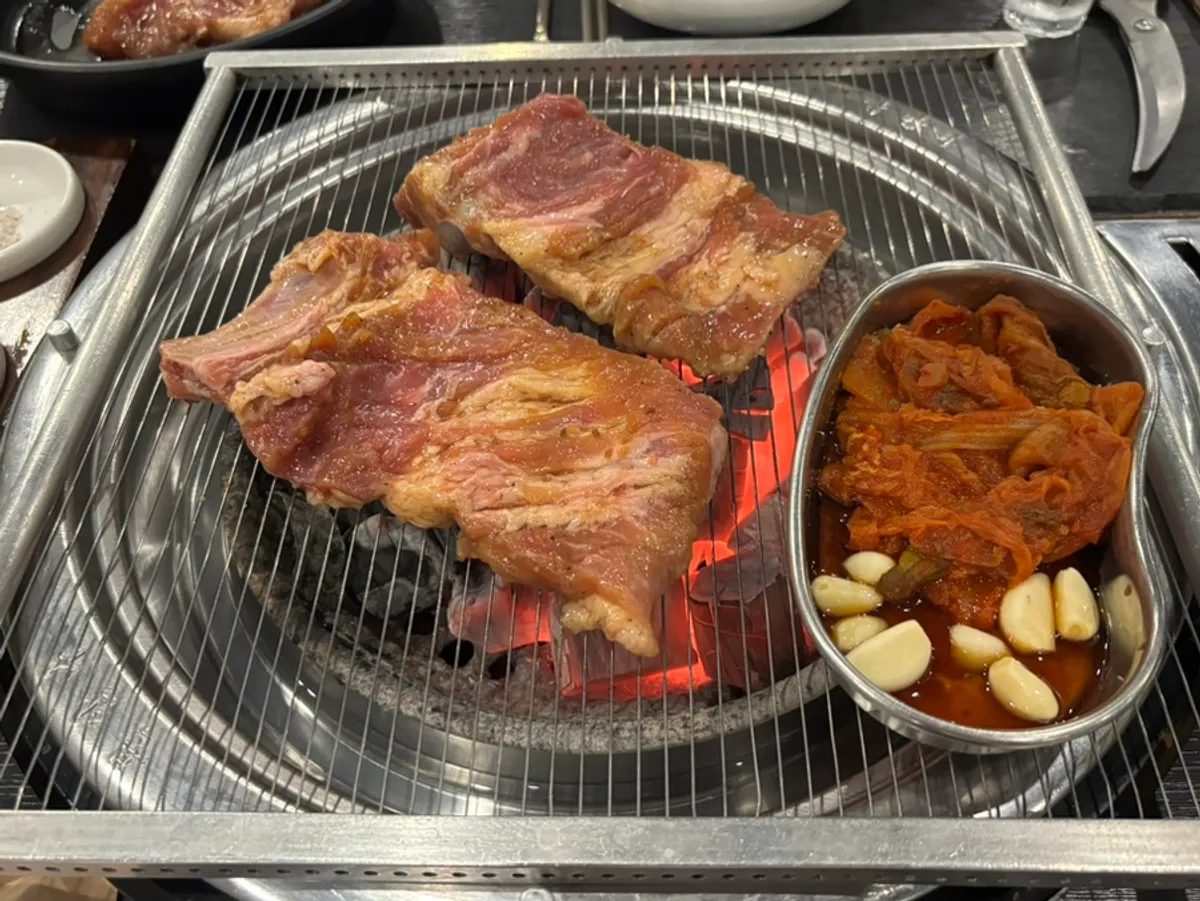 숯불 불판 위에서 구워지는 양념갈비