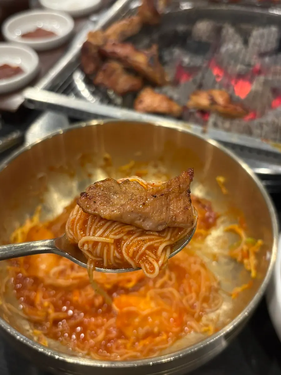 반찬과 함께 즐기는 양념갈비 조합