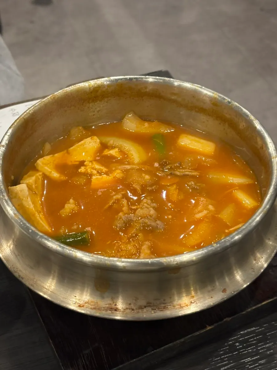 추가 주문한 양념갈비와 냉면 한상