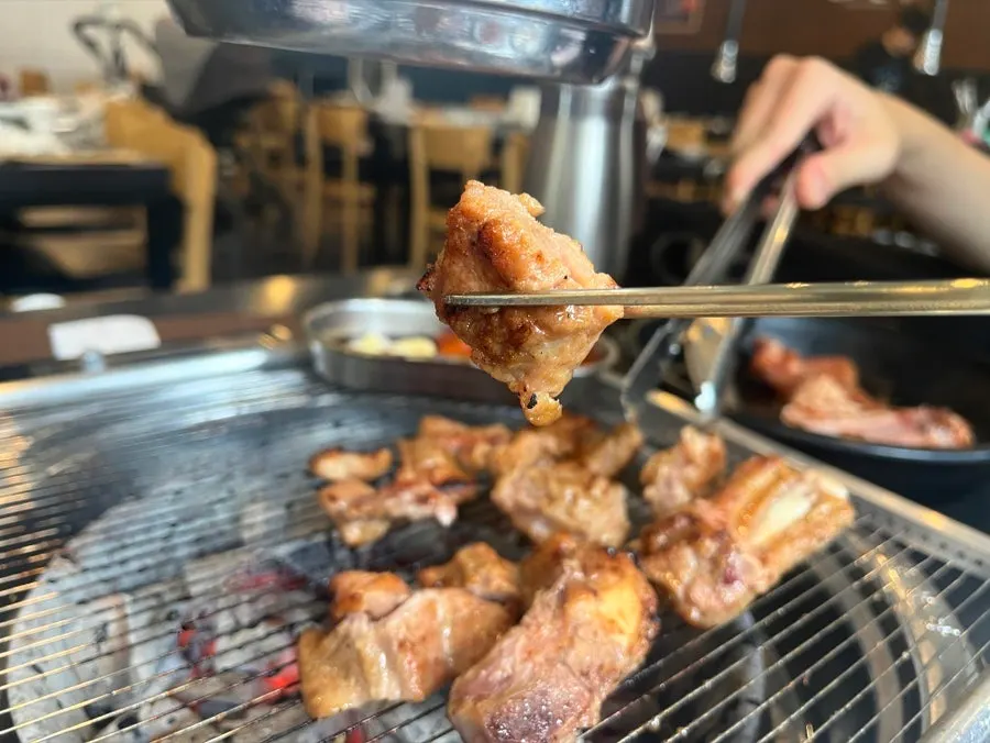 Manpo Galbi's marinated pork galbi grilling to a golden brown