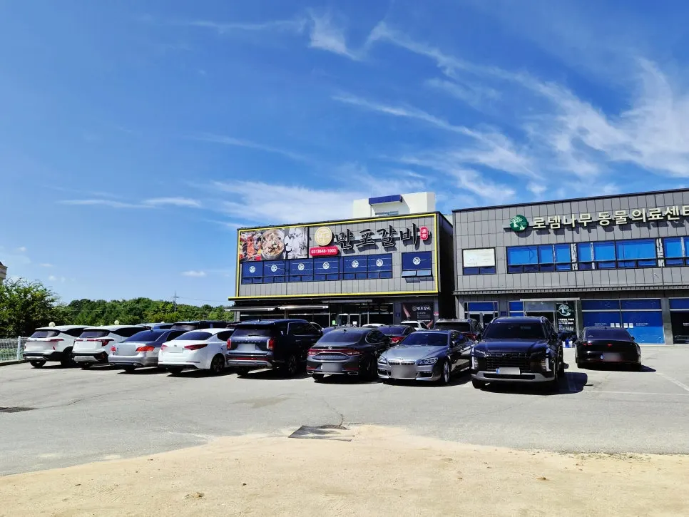 Large parking lot in front of the restaurant