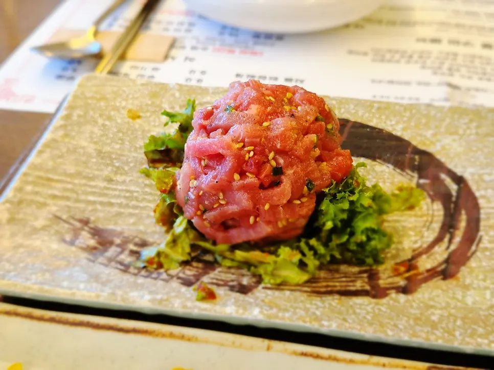 Basic side dish spread including yukhoe and yukjeon