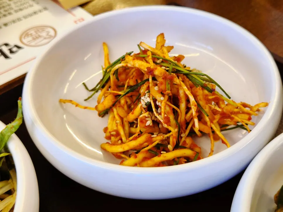 Plate of samchae and pickled vegetable side dishes