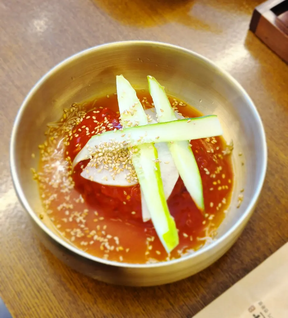 Homemade Hamhung-style free naengmyeon