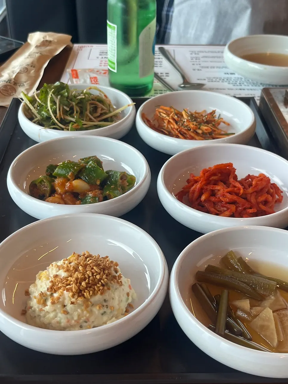 점심특선 갈비 정식과 함께 차려진 밑반찬 한 상