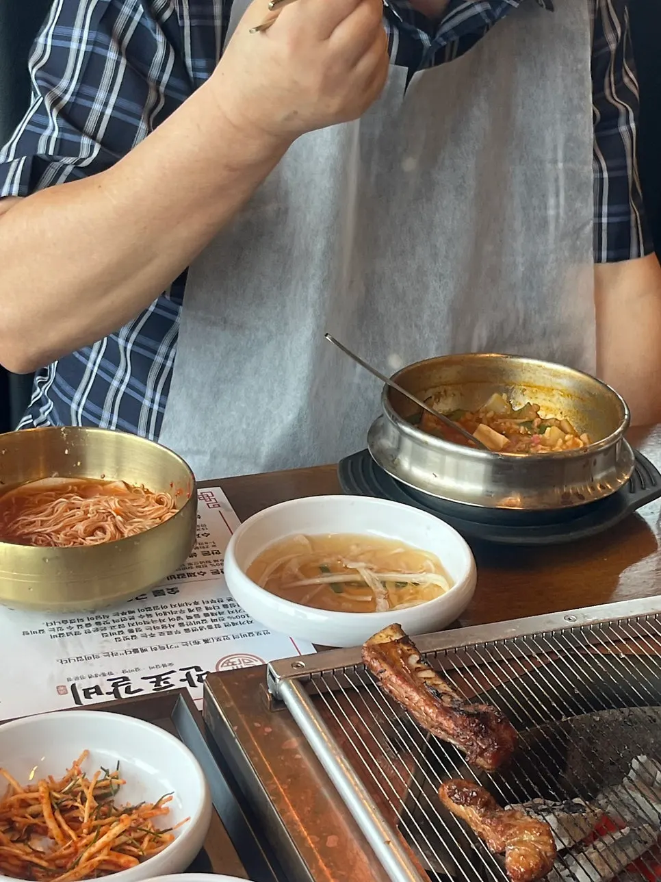 뼈에 붙은 갈비를 먹는 가족 식사 장면
