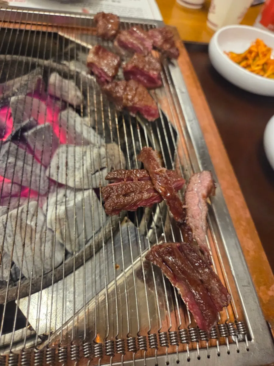 숯불에 구워진 생소갈비