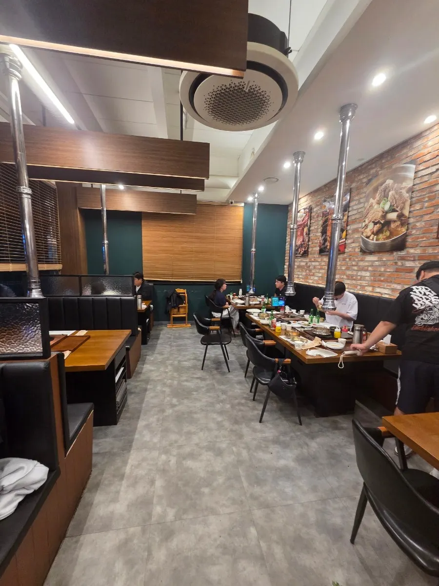 테이블 간격 넓은 만포갈비 매장 내부