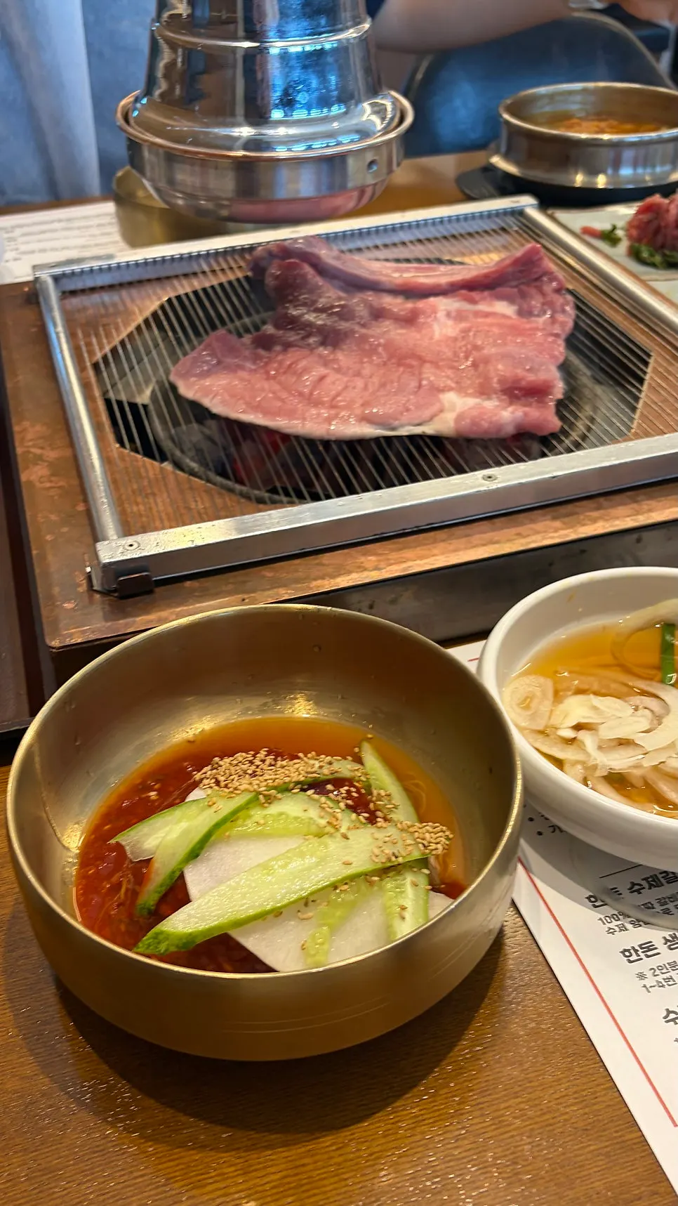 뼈에 붙은 두툼한 돼지 생갈비
