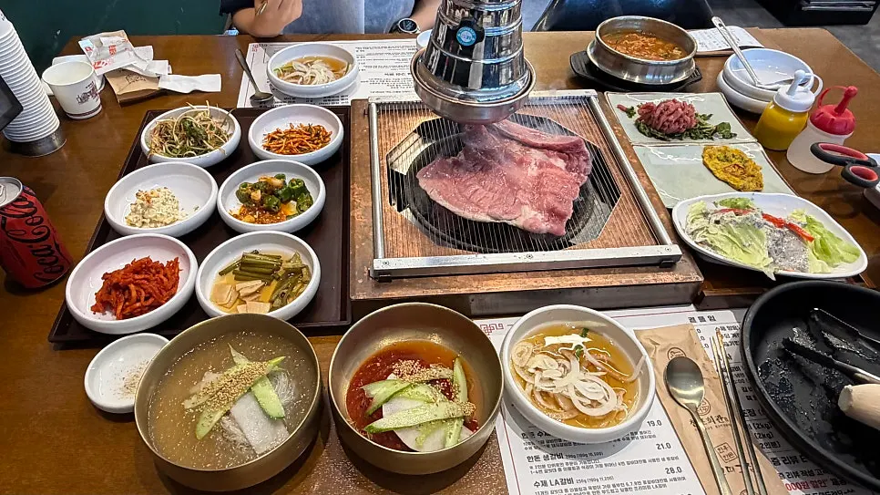 고기와 함께 나온 물냉면과 비빔냉면
