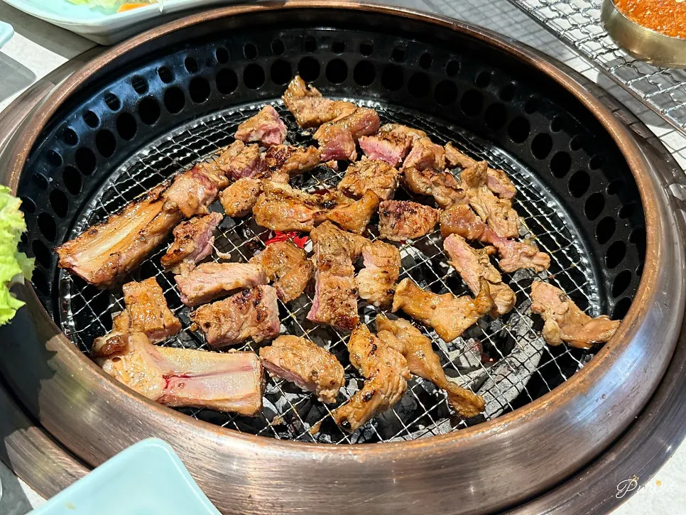 Charcoal-marinated galbi cut with scissors