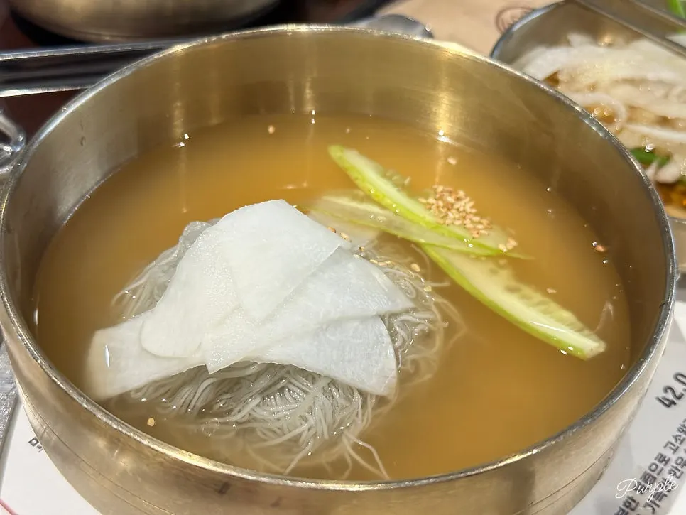 A bowl of free plain naengmyeon at Manpo Garden