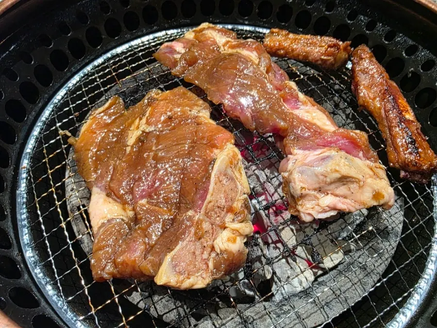 Eating grilled ribs together with naengmyeon