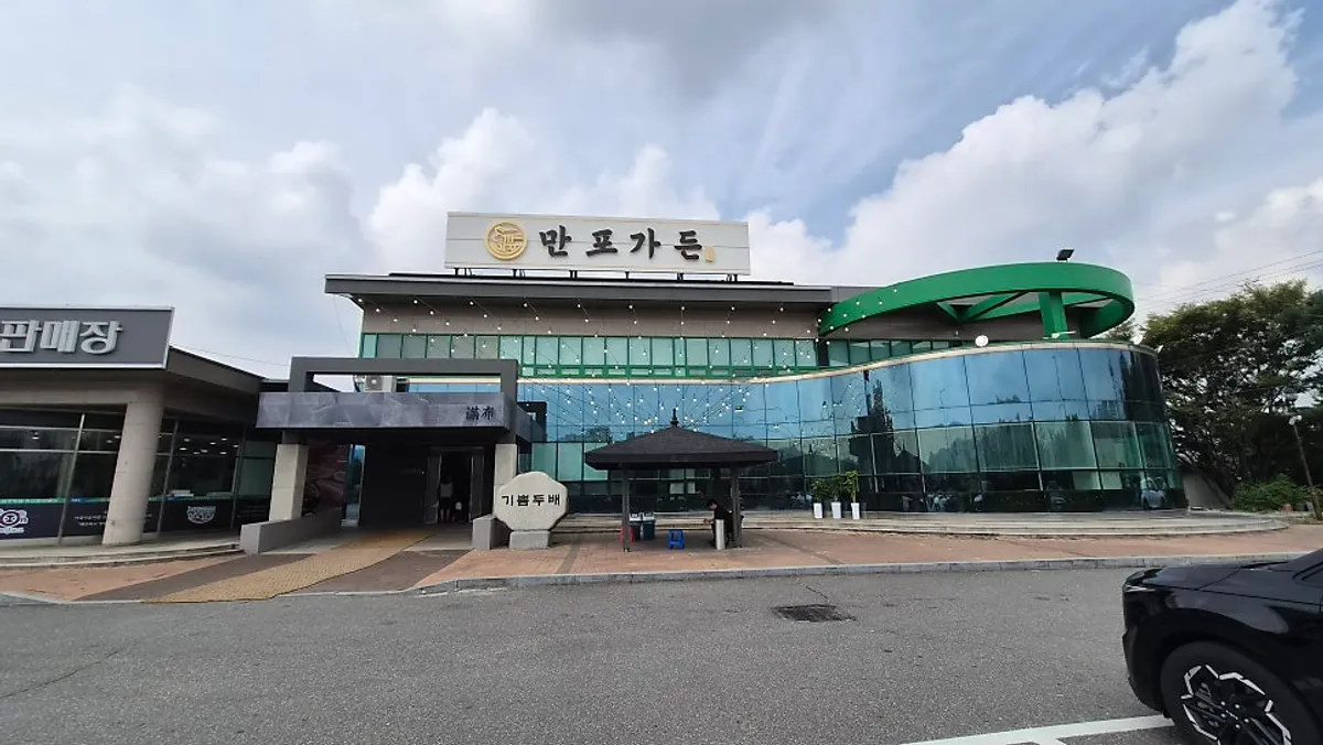 Manpo Garden exterior and parking lot in Go-eup-dong, Yangju