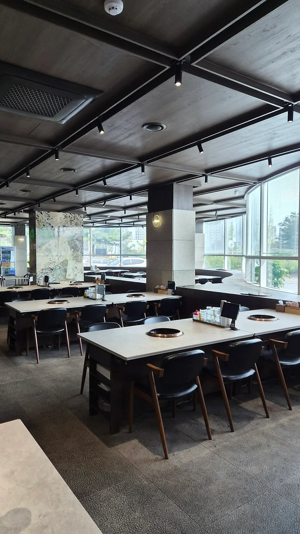 Manpo Garden's large hall with sunlight streaming through a picture window