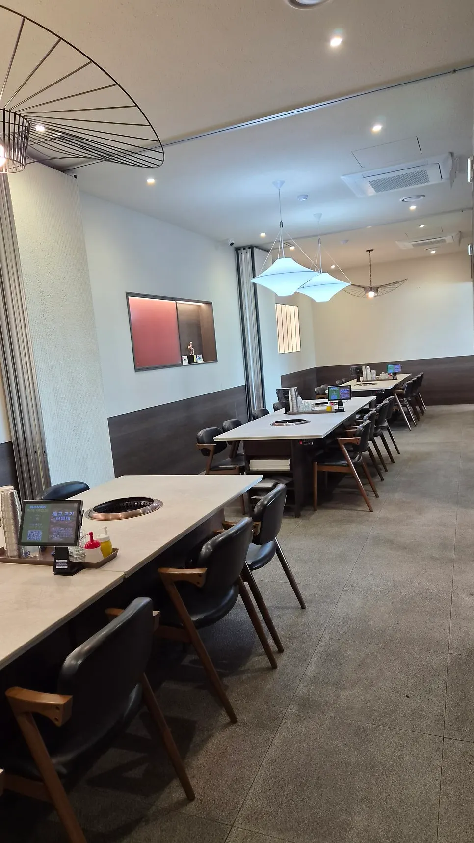 Manpo Garden's meat display case and group private room