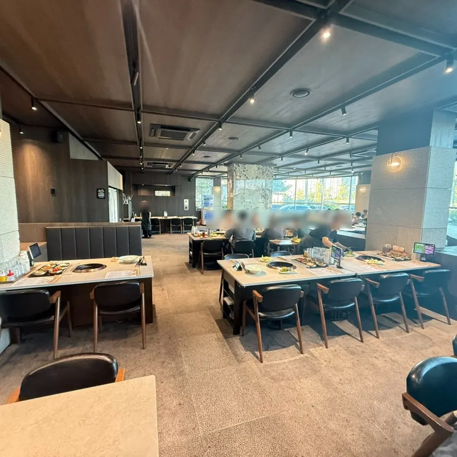 Interior seating and tables at Manpo Garden's Yangju main branch