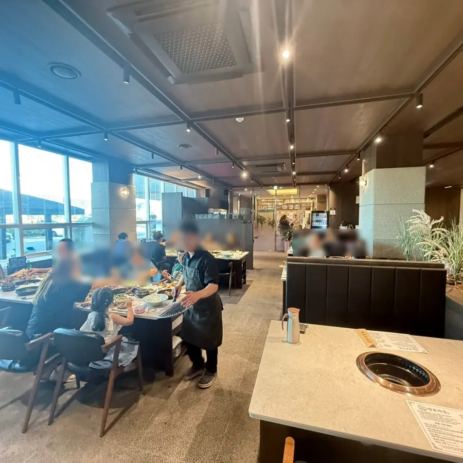 Wide view of the Manpo Garden dining hall with spaced-out tables
