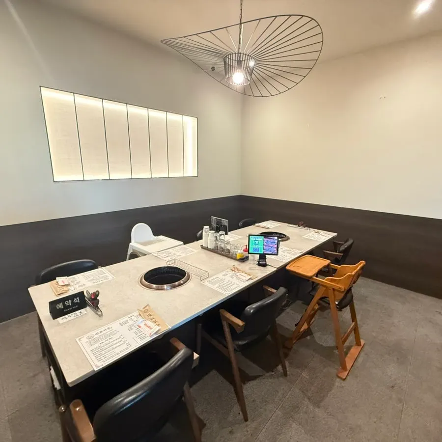 Large group tables and private room entrance at Manpo Garden
