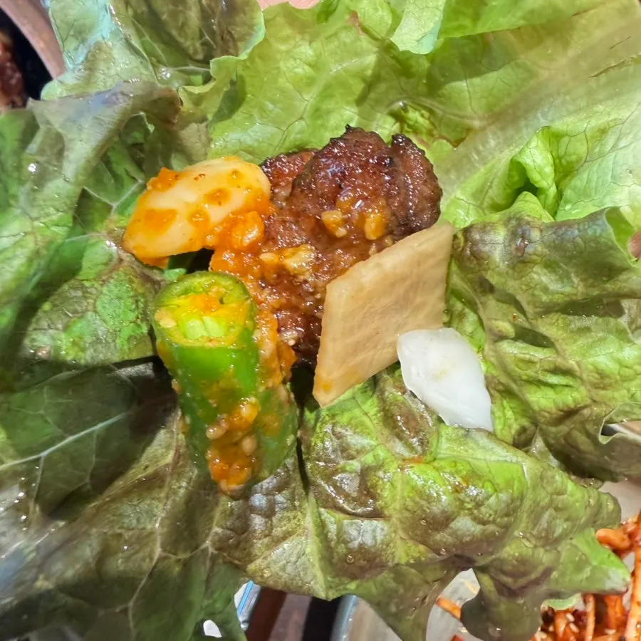 Galbi wrap topped with jangajji and garlic
