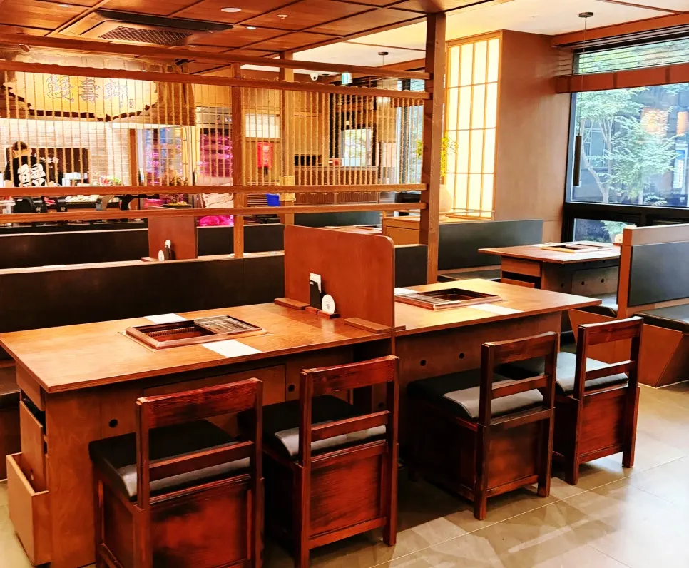 Mansuheon Jeongja dining hall split into group seating and rooms