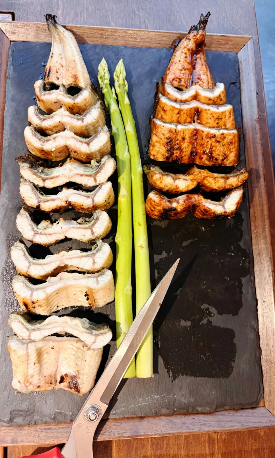 Charcoal pre-grilled eel served salt-grilled and sauce-grilled
