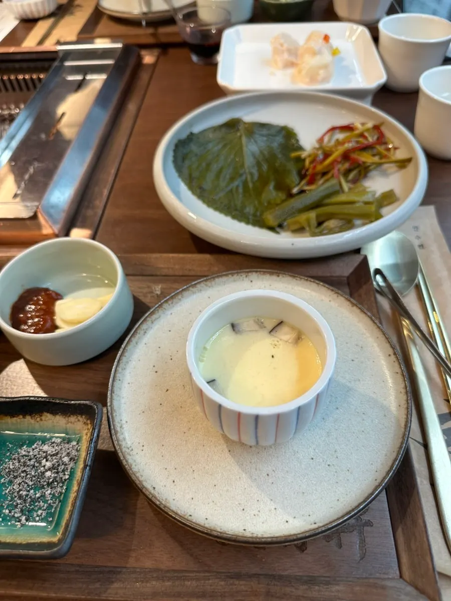 김치와 깻잎, 궁채 장아찌 등 곁들임 반찬