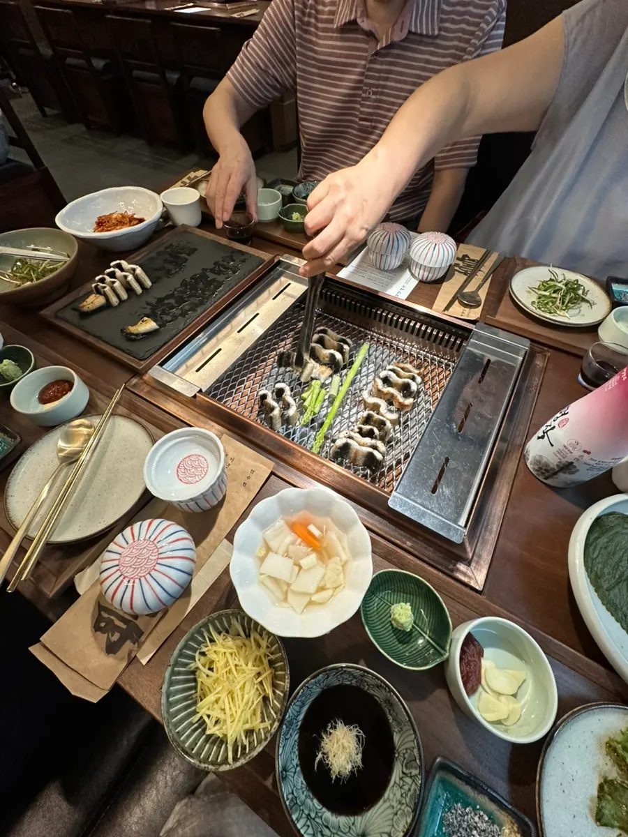 숯불 향 입은 두툼한 장어 한 점