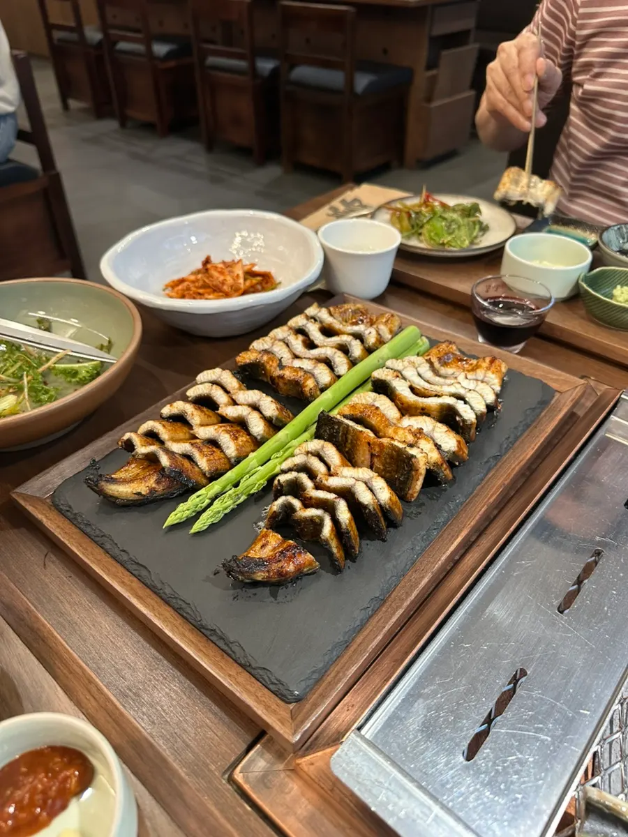 윤기 나는 장어 양념구이