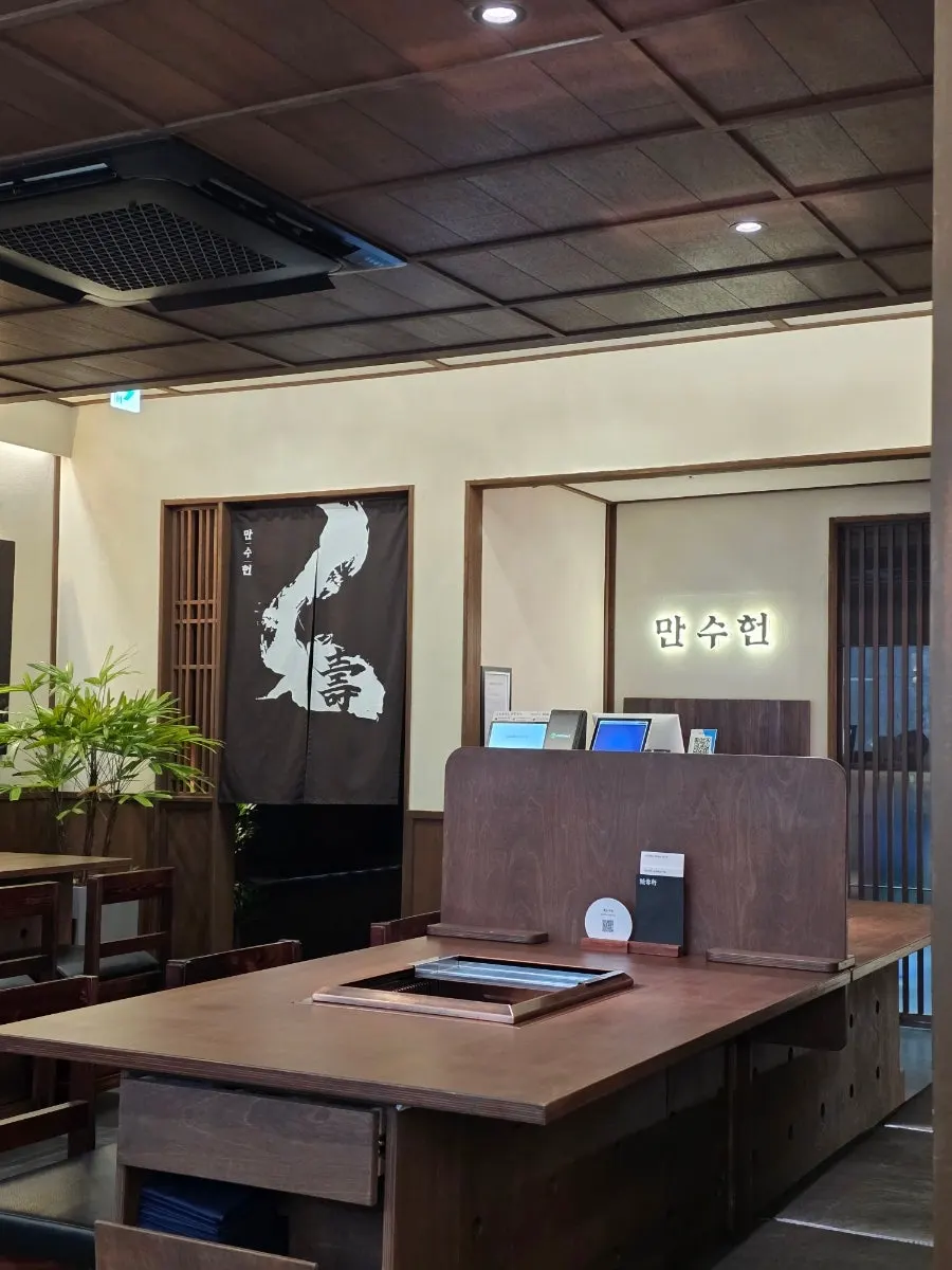 Interior decor blending stone and wood tones