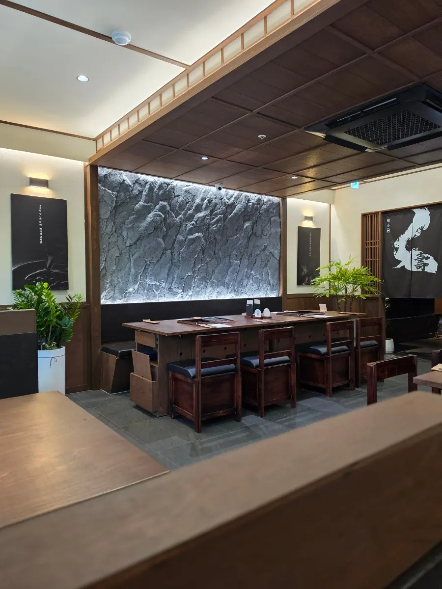 Upscale interior view of Mansuheon Jeongja